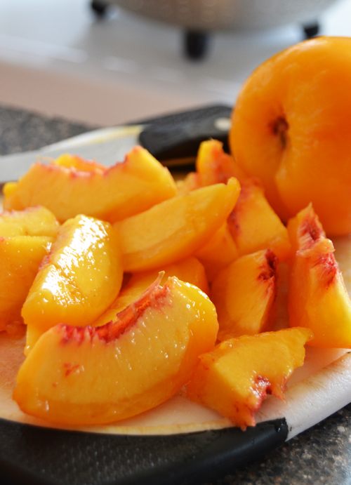 Slicing peaches for filling